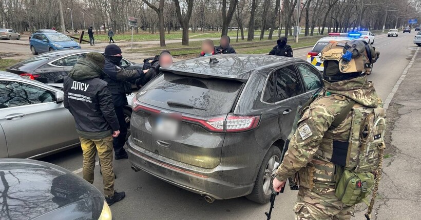 Як чоловіки платять за виїзд з України